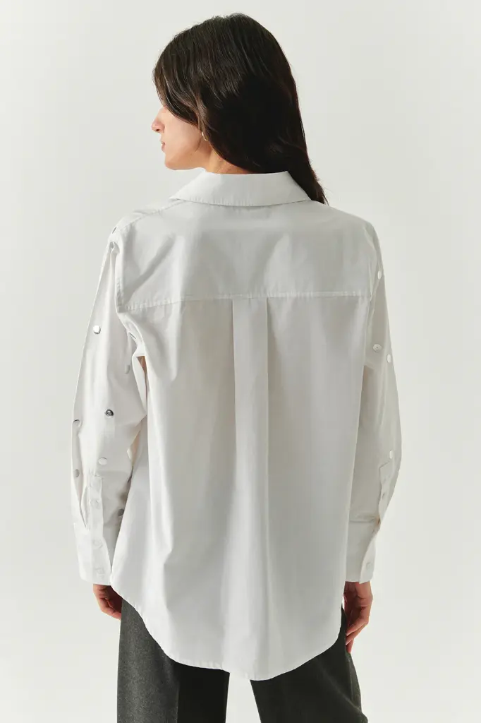 Metal Pullu Beyaz Gömlek