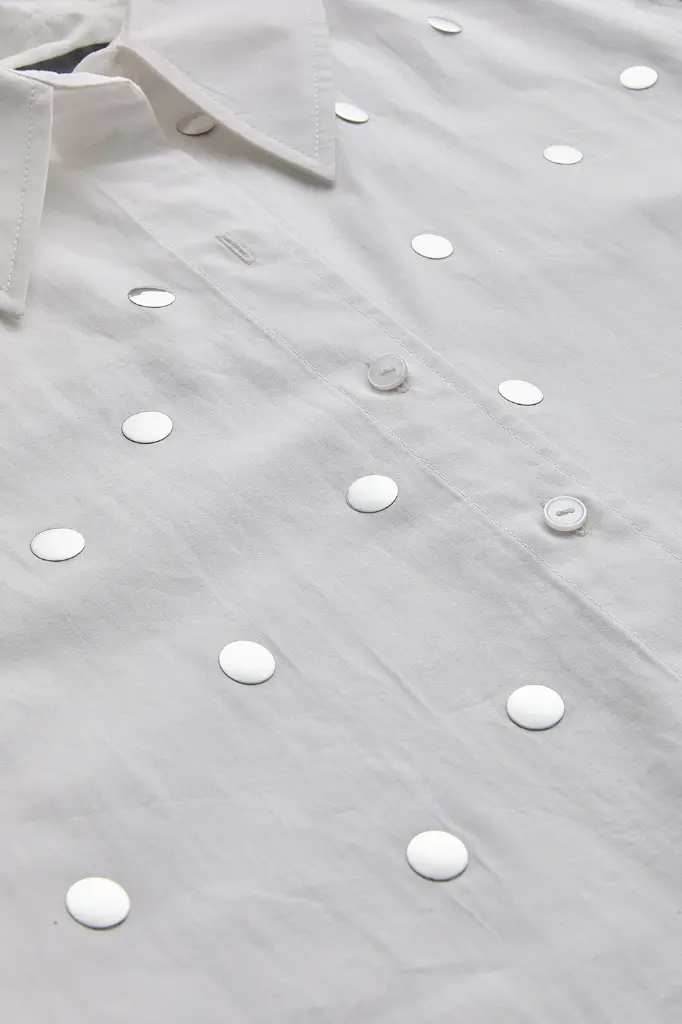 Metal Pullu Beyaz Gömlek