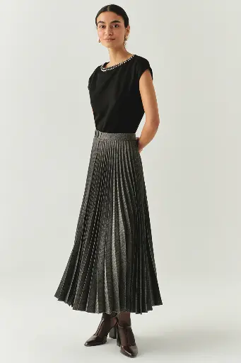 Taş Detaylı Kayık Yaka Bluz